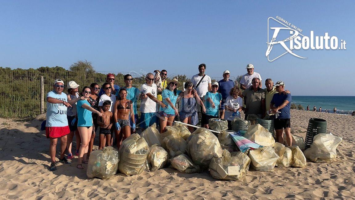 Raccolta rifiuti sulla spiaggia a Borgo Bonsignore, successo per RiberaLab