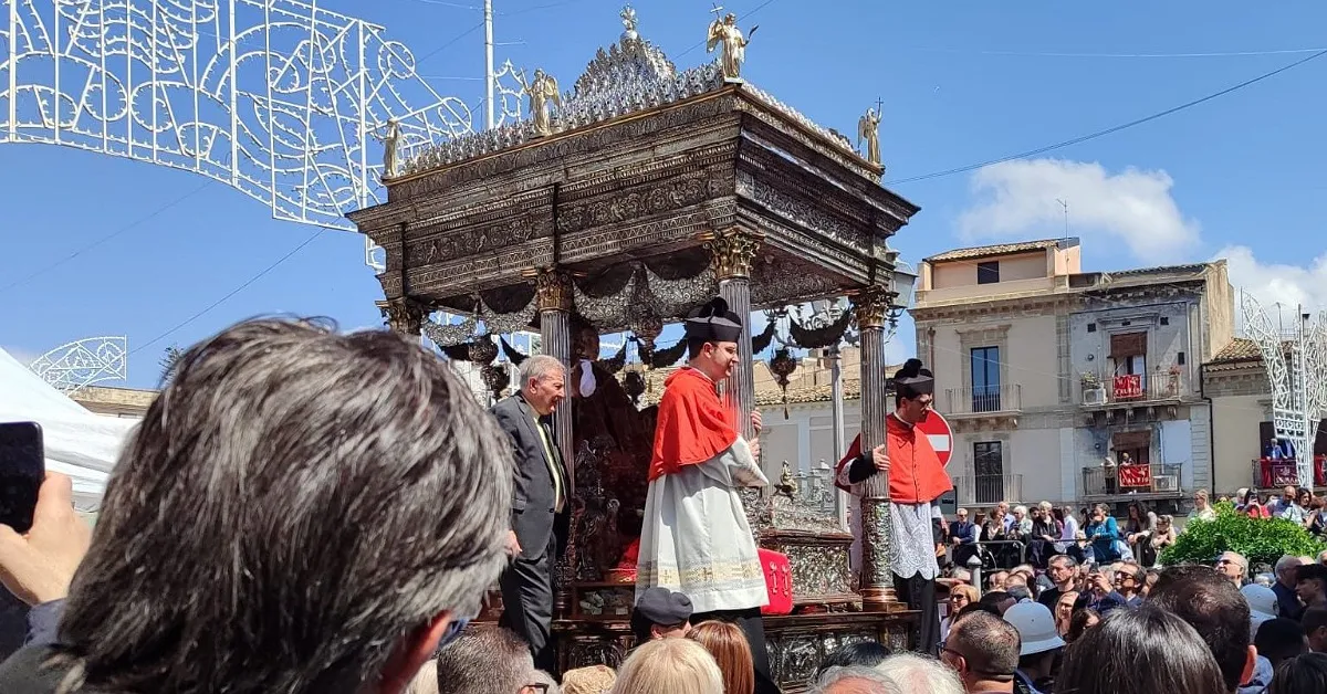 Lentini, ai domiciliari con braccialetto elettronico: sorpreso alla processione di Sant’Alfio