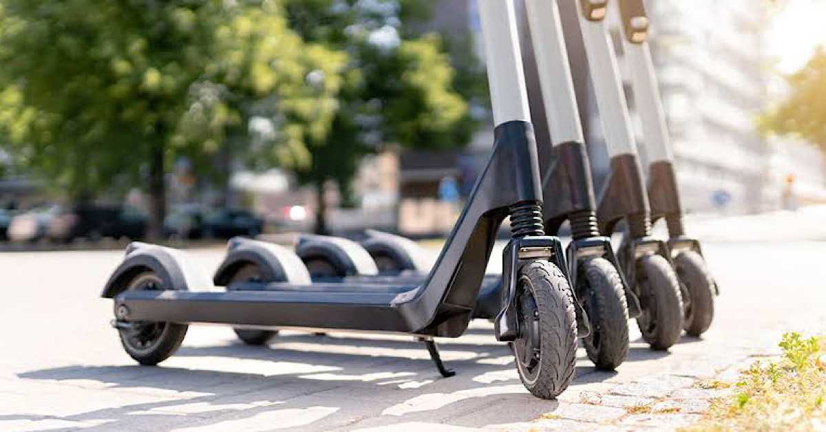 Dal 16 maggio targa obbligatoria per i monopattini elettrici, rischio multe fino a 400 euro