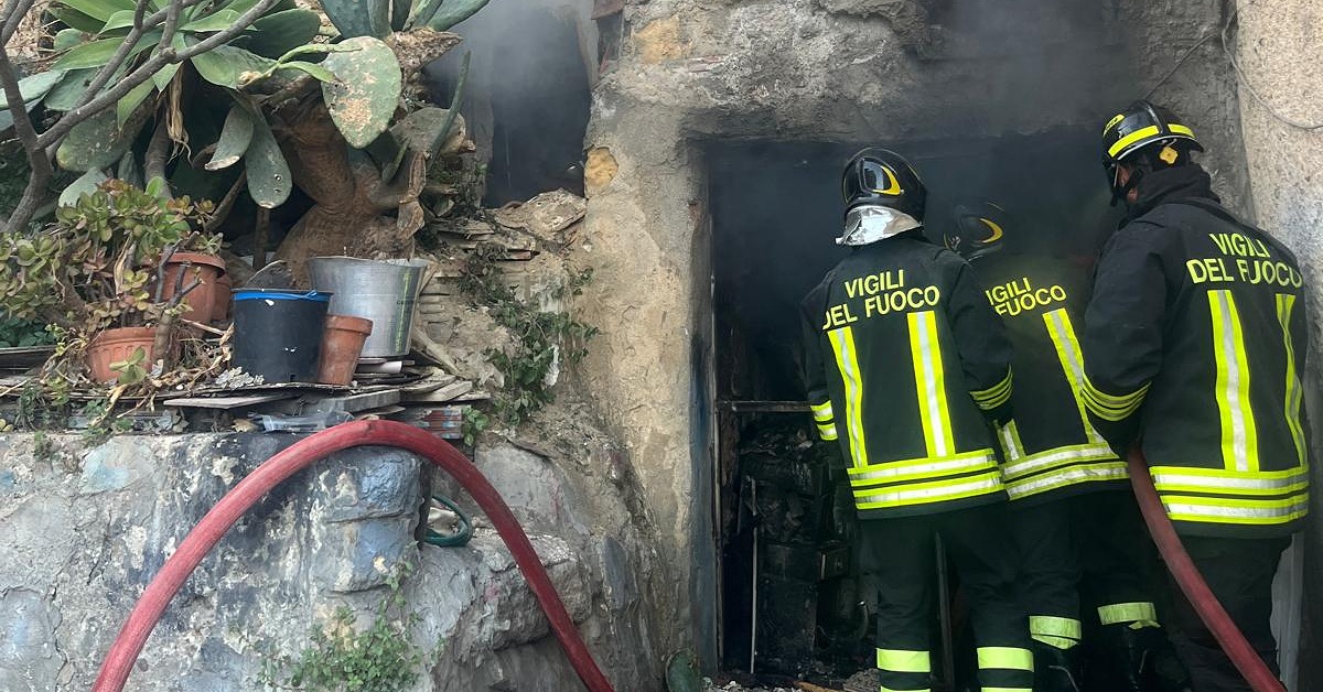Incendio in un magazzino a San Michele, in azione i vigili del fuoco di Sciacca