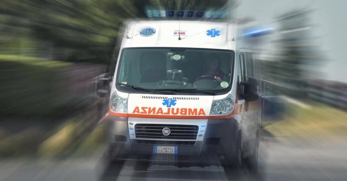 Bimbo cade dal primo piano di una palazzina a Villaseta, è grave