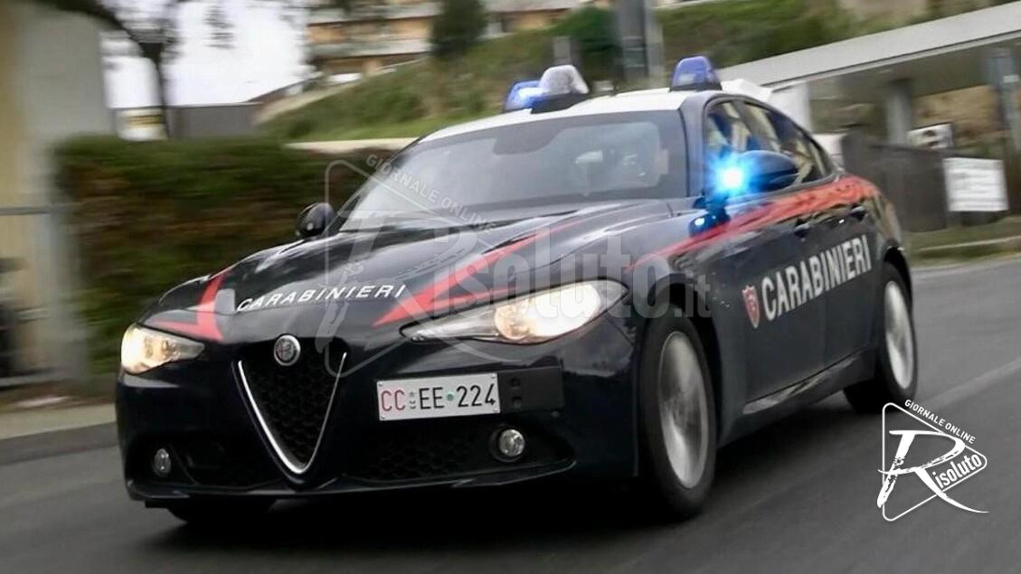 Bottiglie con liquido infiammabile davanti a tre attività, indagano i carabinieri