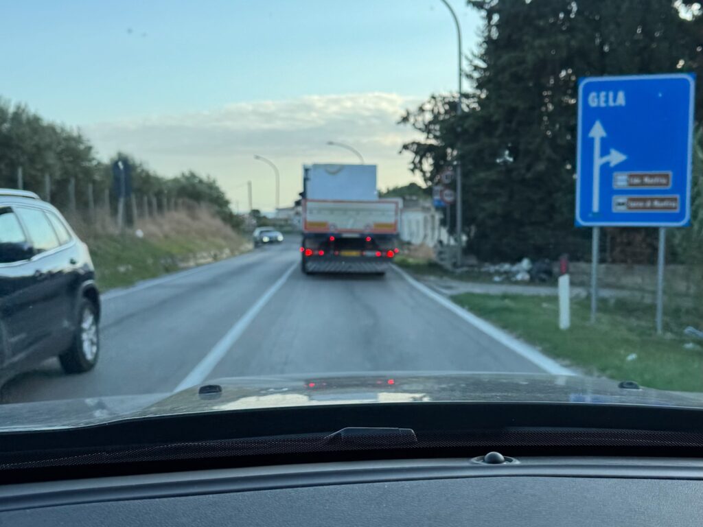 Investe due giovani sul monopattino e fugge: si presenta in caserma, denunciato