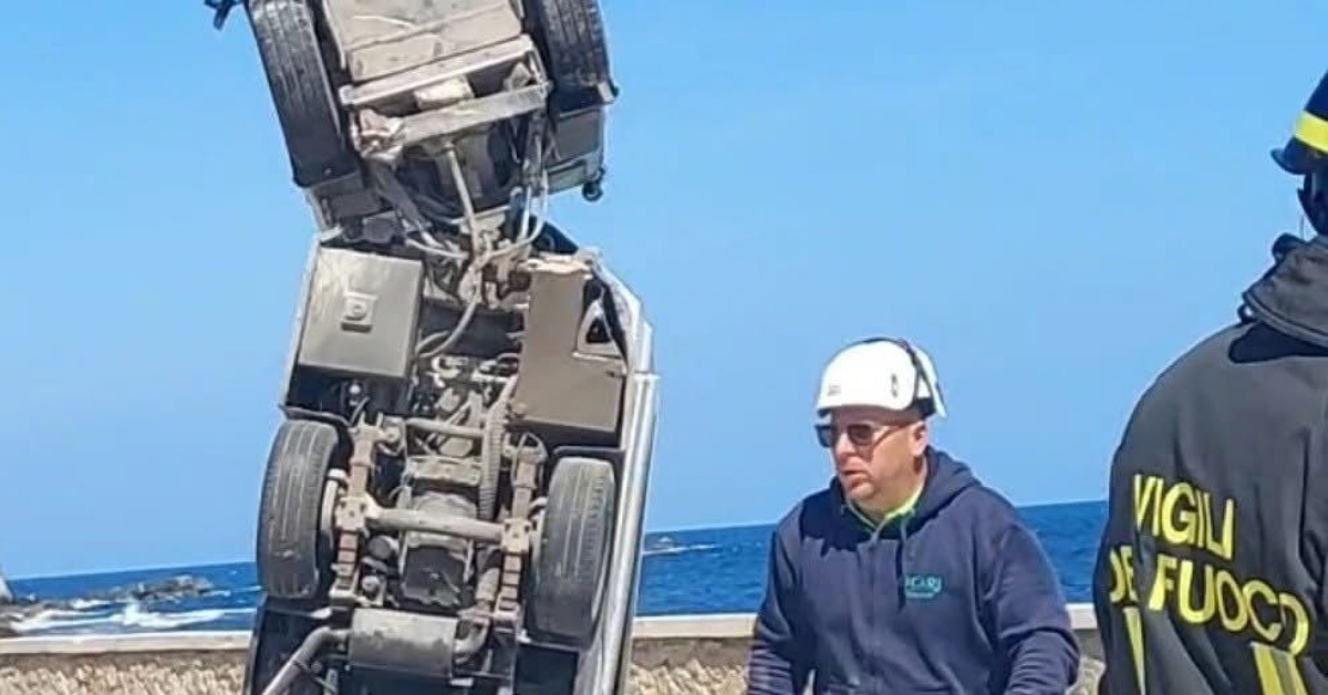 Voragine sul lungomare di Trapani: mezzo per la pulizia stradale sprofonda, nessun ferito