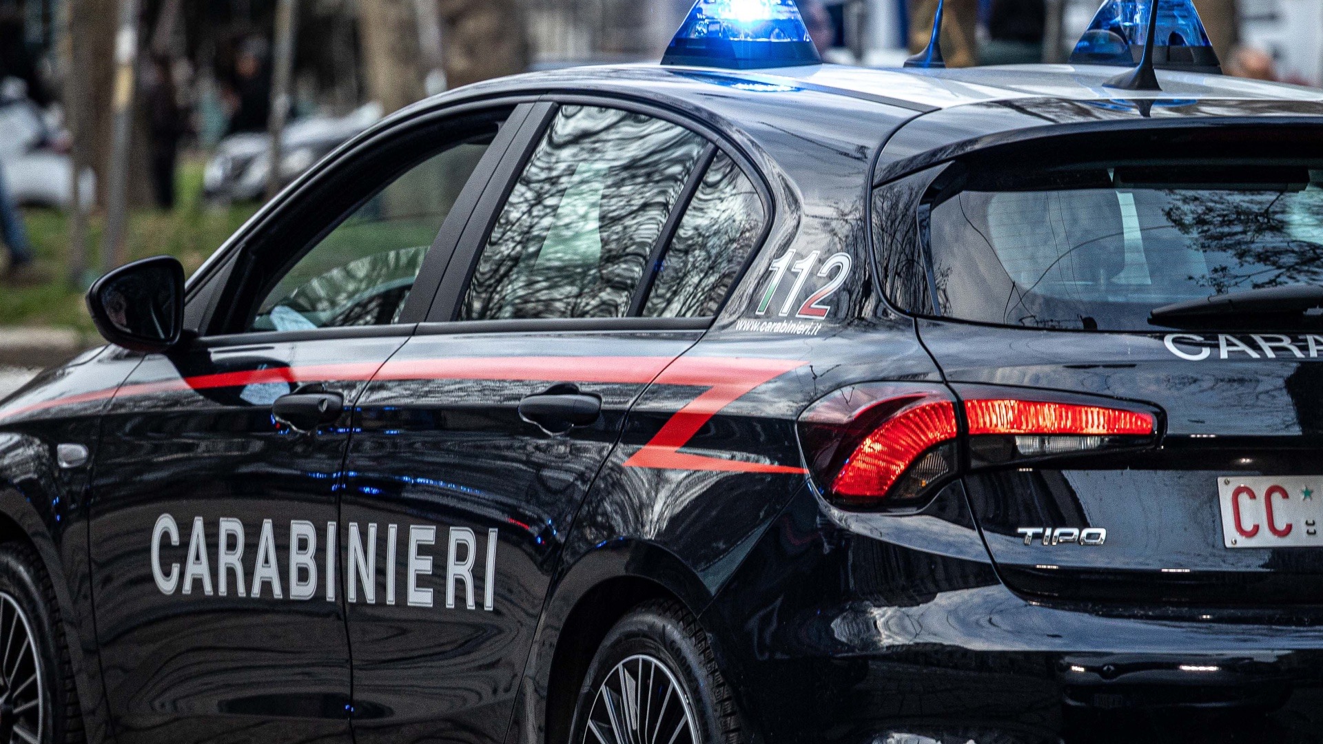 “Si fa invitare in casa e ruba un oggetto in oro”, due giovani denunciati 