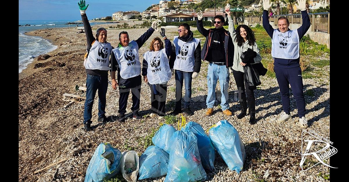 Pulizia della spiaggia di Seccagrande: civiltà che diventa azione
